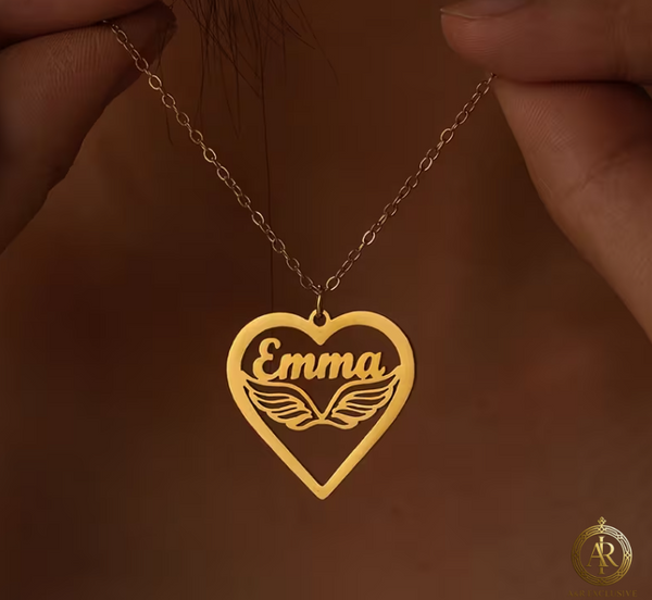 Colier cu inimă și aripi, personalizat pentru ea.