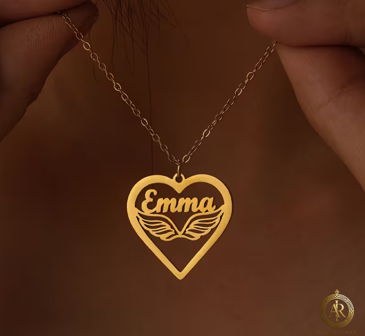 Colier cu inimă și aripi, personalizat pentru ea.